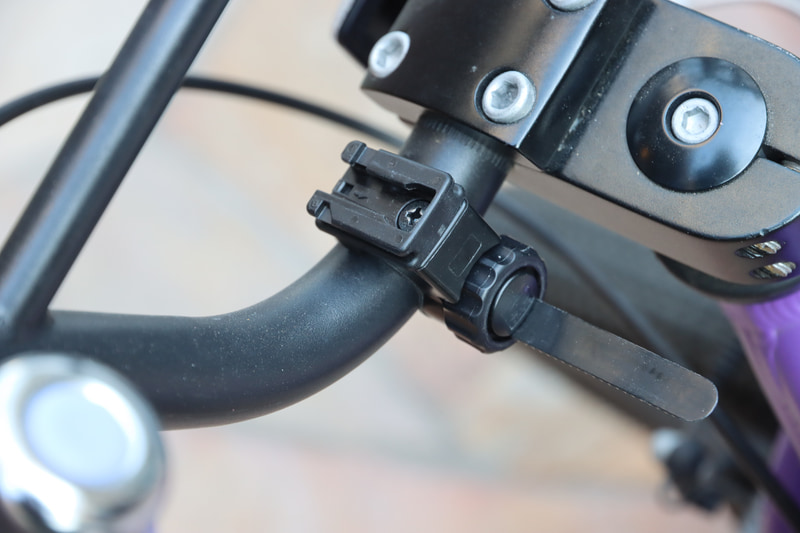 いろいろなハンドル径に対応してしっかり固定できるフレックスタイトブラケット。写真は子供用自転車に取り付けたところ。脱着も簡単
