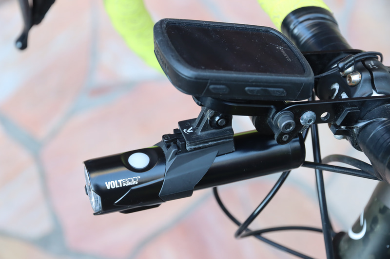 サイコンマウントの下に吊り下げる形で取り付けた状態。インジケーターも兼ねたボタンが上面にくるのがいい