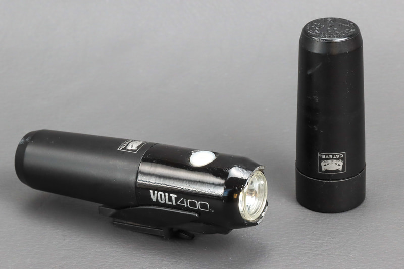 バッテリーが交換式。予備バッテリーを携帯すれば、バッテリー切れの心配が減らせる