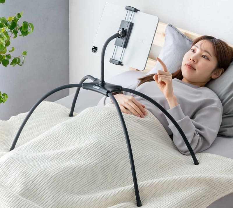 ゴロ寝しながら操作できるスタンド「100-LATAB022」