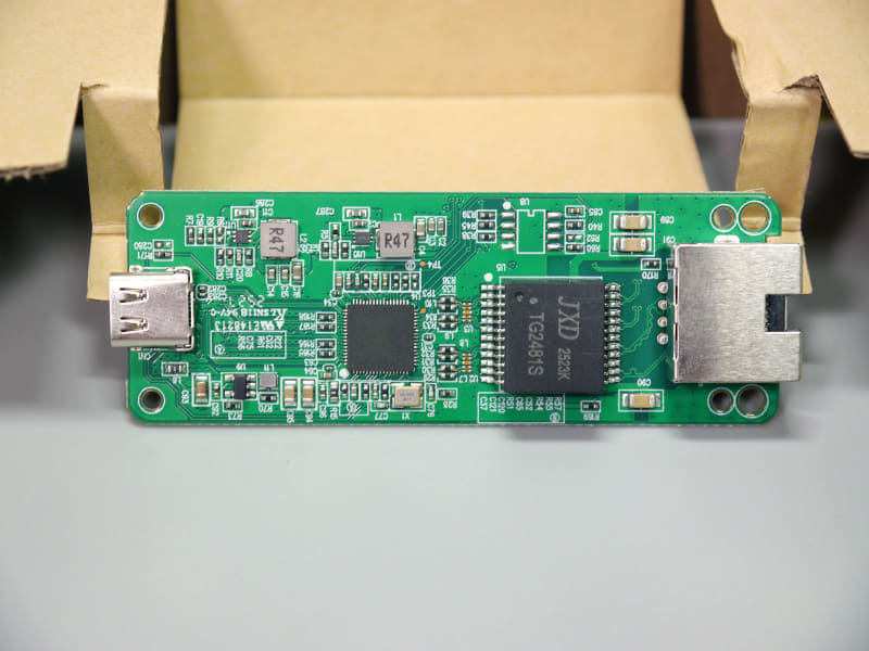 左側の小さなチップがRealtek RTL8159