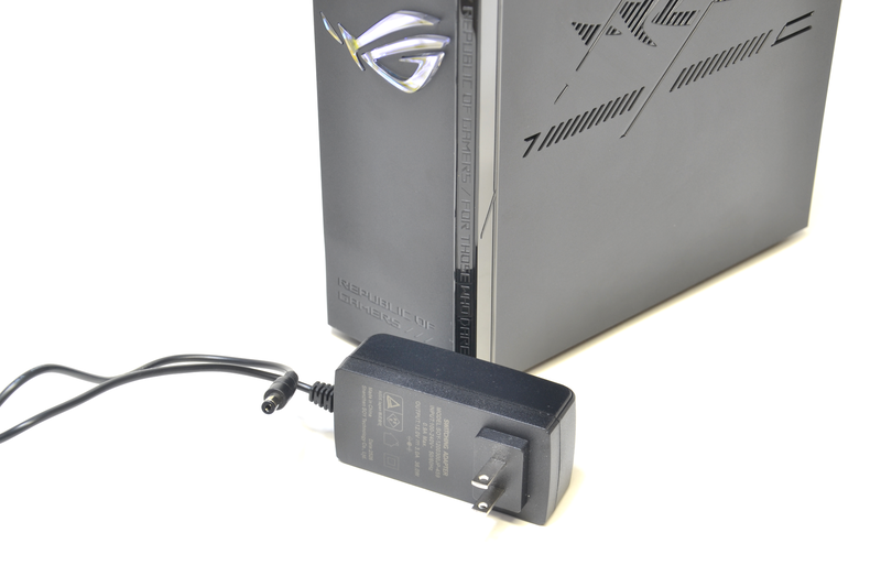 ACアダプターは縦長で大きめ