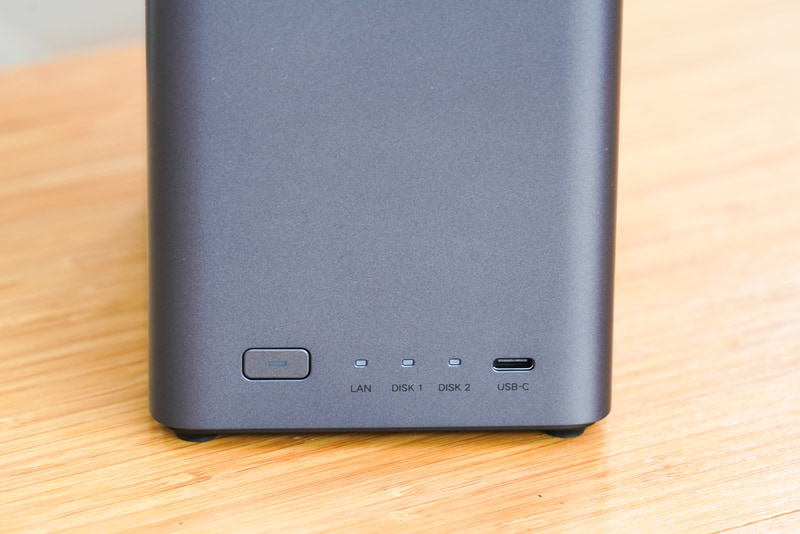 前面下部には電源スイッチやUSB Type-C（USB3.2 Gen1／5Gbps）ポート