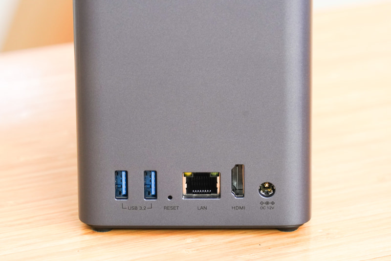 背面にはギガビット対応LAN、USB Type-A×2（USB3.2 Gen1／5Gbps）ポート、HDMIポート