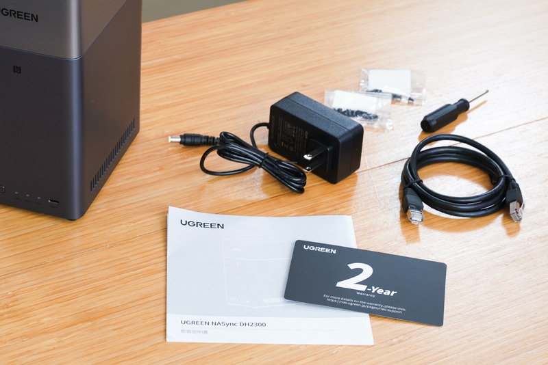 同梱物。HDD取り付けに必要なネジとドライバーも付属。本体は2年保証が付く