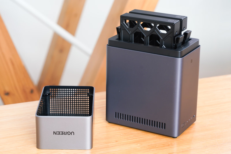 フタは磁力で付いているだけ。持ち上げると軽く「パカッ」と開く