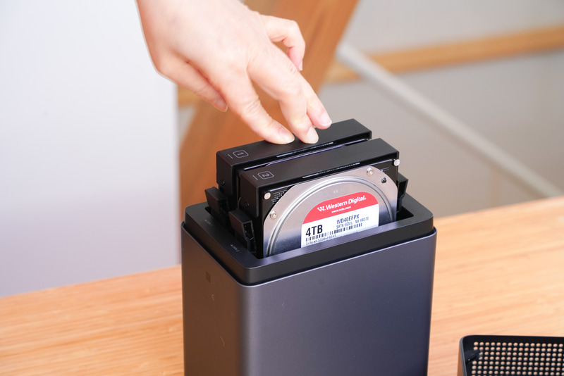 HDDは上から軽く押して装着