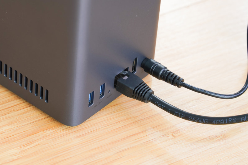 電源と有線LANケーブルをWi-Fiルーターに接続して、電源をオンにする