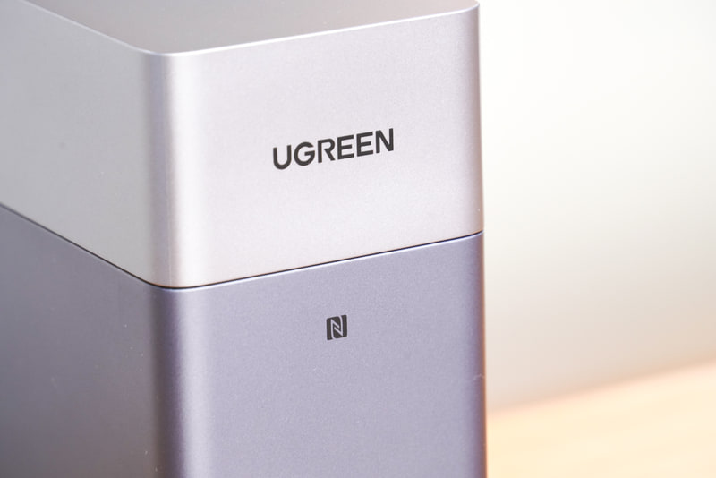 本体前面にNFCに反応するスポットがあり、「UGREEN NAS」アプリのダウンロード情報が得られる