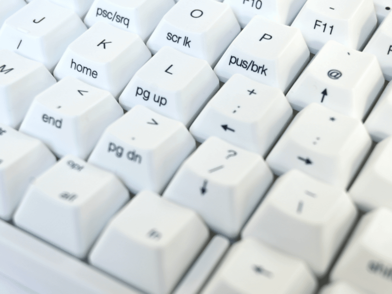 「墨」「白」「雪」の3色のバリエーションがある中で、私が使っているのは「雪」。まるでお豆腐のようなフォルムでかわいい。よしよししたくなります。打ち心地もメカニカルキーボードとはまた違った軽やかさ！