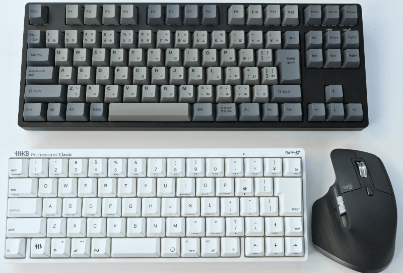 私がHHKBと平行して愛用しているテンキーレスキーボードと並べてみました。こちらはテンキーレスタイプですが、比較するとHHKBがいかにコンパクトなのかが分かります。マウスを動かせる範囲も増えてマウス操作がしやすくなりました