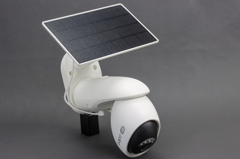 ソーラーパネルをカメラと一緒に固定する場合の形。本体には10000mAhのバッテリーを搭載