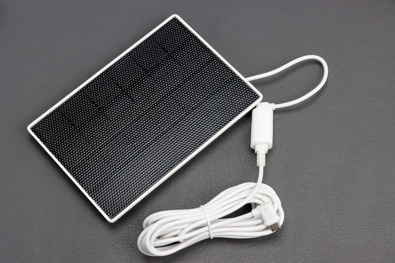 ソーラーパネルを離れた場所につける場合のために4mの延長ケーブルが付属