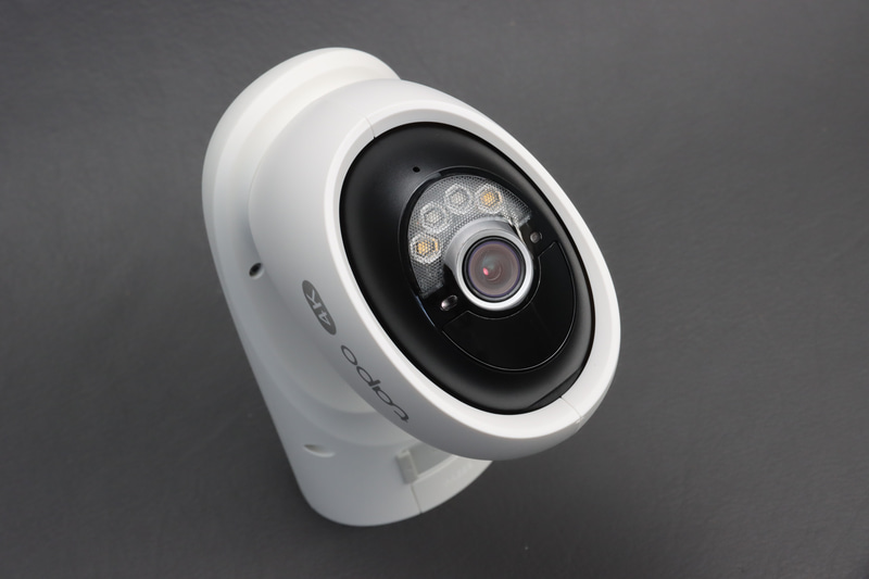 カメラは4K 800万画素でF1.6の大口径レンズ、デジタル18倍ズームに対応。LEDライトは撮影の明りと警報としても使える