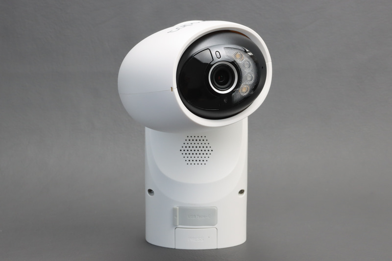 電動で首を左右に振れるほか、レンズ部分が上下にも動いてあらゆる方向を撮影できる