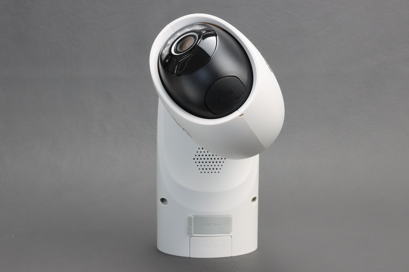 電動で首を左右に振れるほか、レンズ部分が上下にも動いてあらゆる方向を撮影できる