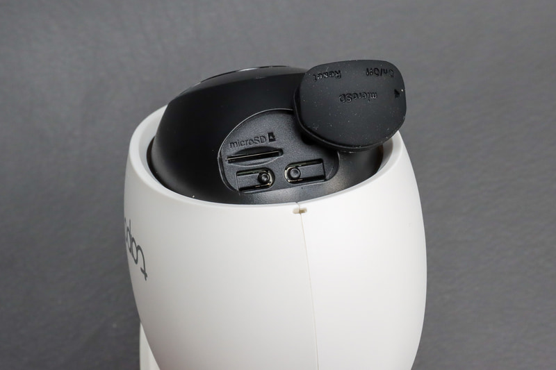 ここを開けるとmicroSDカードが挿せる。最大512GBに対応