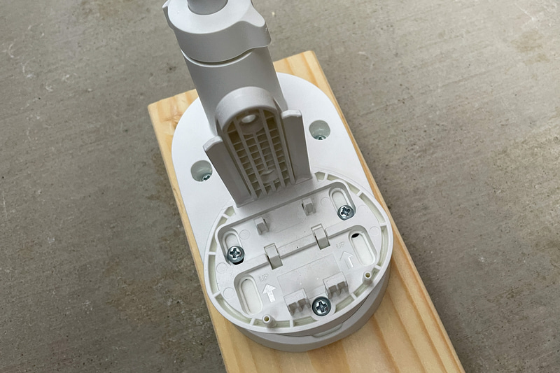 ベースは壁付けと天井（軒下）取付けに対応。ただしネジ留めが必要