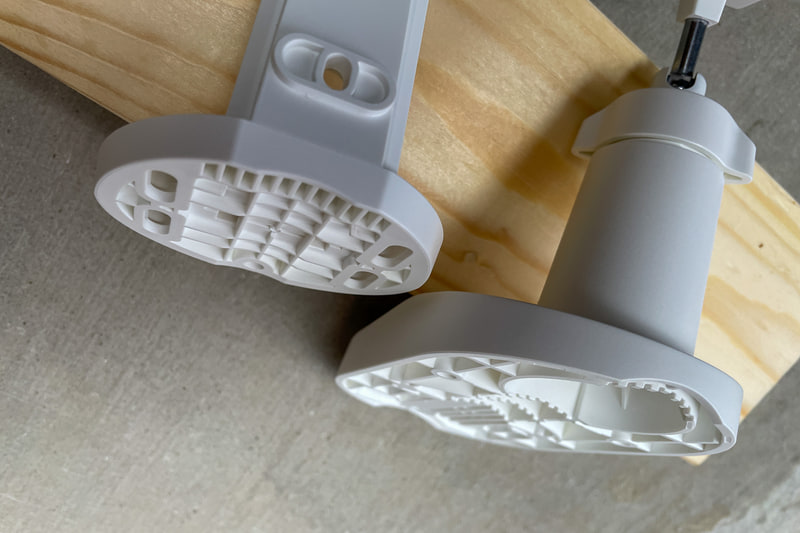 よく見ると少し丸くへこんでいてパイプなどにバンドで固定することもできるようだ