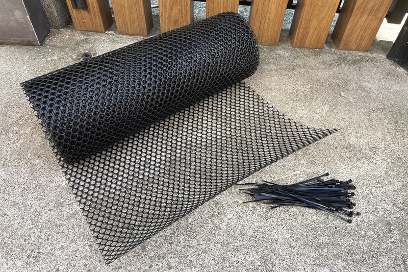 Amazonでメッシュフェンスを購入。プラスチック製なのでハサミで切って使える