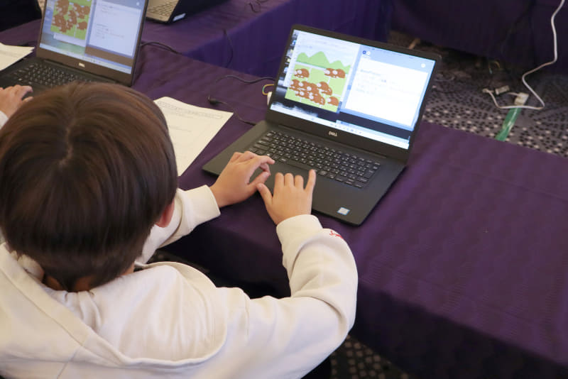 モグラたたきゲームを作るプログラミング体験の様子