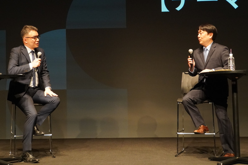 写真右：東芝デバイス＆ストレージ株式会社 ストレージプロダクツ事業部営業責任者 ストレージプロダクツ営業推進統括部 ゼネラルマネージャー 外山淳史氏