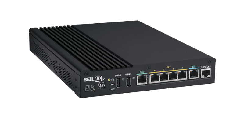 IIJの法人向けルーター「<a href="https://www.seil.jp/product/x4.html" class="strong bn" target="_blank">SEIL/X4</a>」。金属筐体を採用しており、本体から放熱する（写真提供：IIJ）