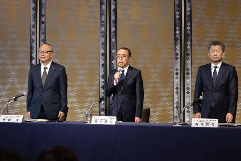 アサヒグループホールディングス株式会社 取締役 兼 代表執行役社長 Group CEO 勝木敦志氏（中央）、取締役 兼 執行役 Group CFO 﨑田薫氏（左）、アサヒグループジャパン株式会社 代表取締役社長 兼 CEO 濱田賢司氏（右）