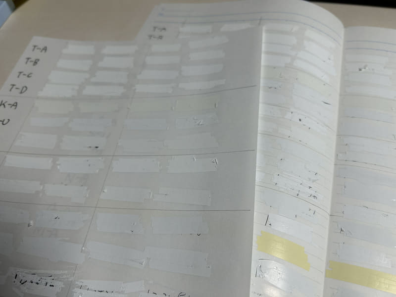 大学ノートの綴じ付近でも安定して貼れた