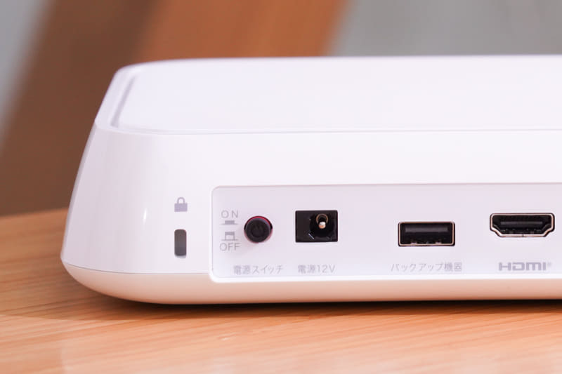 完全にシャットダウンするには、背面のスイッチをオフにする必要がある