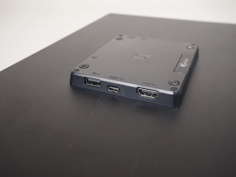 VESAマウントと各種コネクタ群。USB-Cコネクタは電源出力も可能。