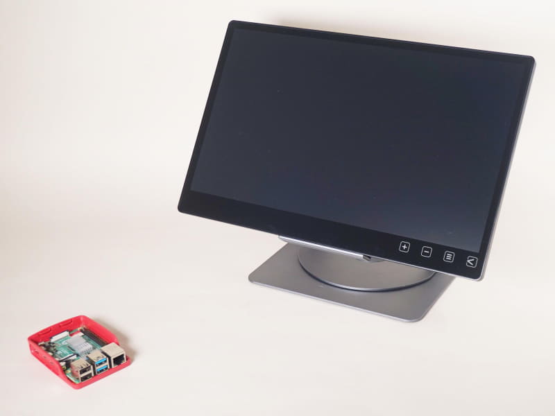 台湾のモバイルモニターメーカー、GeChicが発売するタッチ液晶「T151E」とRaspberry Pi。T151Eは別売スタンド「T1S5」に載せている。