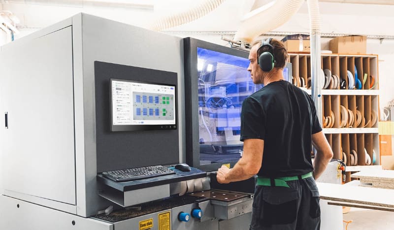 利用場所の例。飲食店や産業機械の制御、医療現場など、様々な場所での利用が想定されている