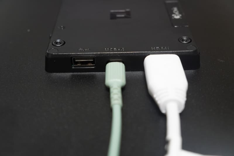 T151E側。画面表示のHDMIと、タッチ信号のUSBのケーブルの2本