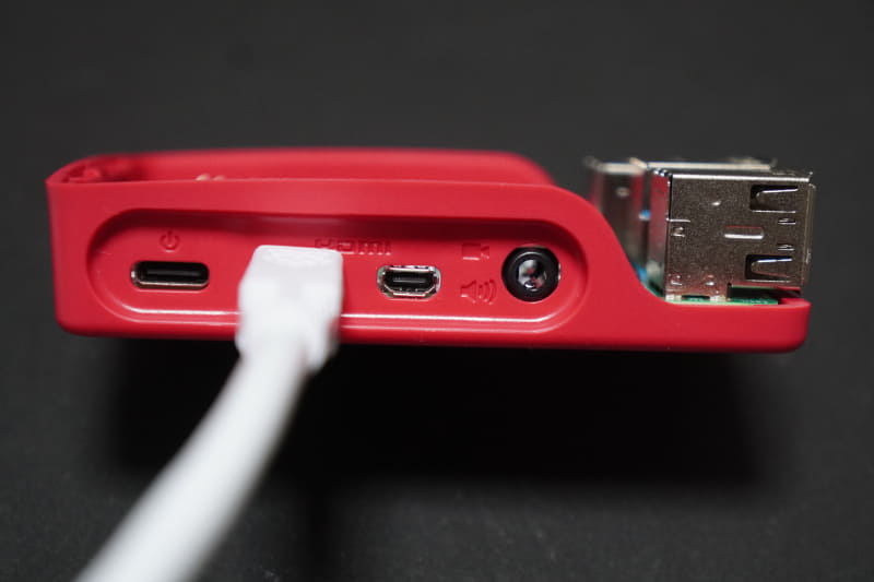 Raspberry Pi側。microHDMIポートに画面表示のHDMIケーブルをつなぐ