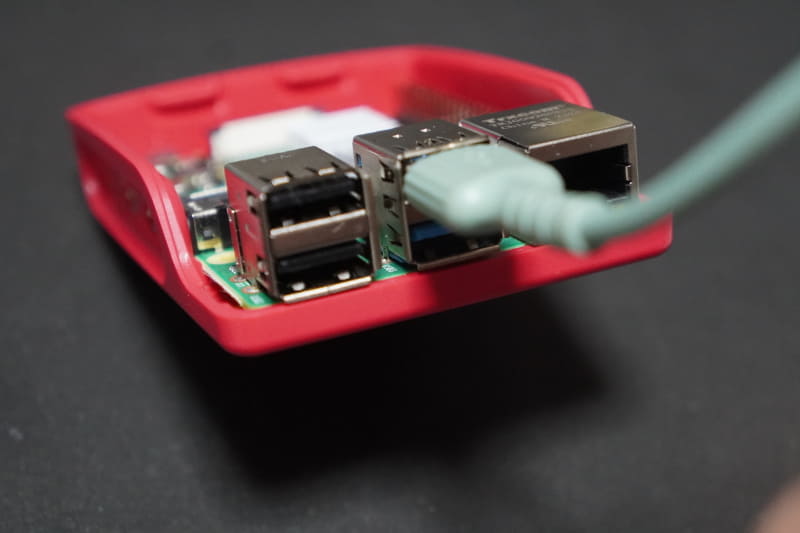 Raspberry Pi側。USB-Aポートにタッチ信号のUSBケーブルをつなぐ