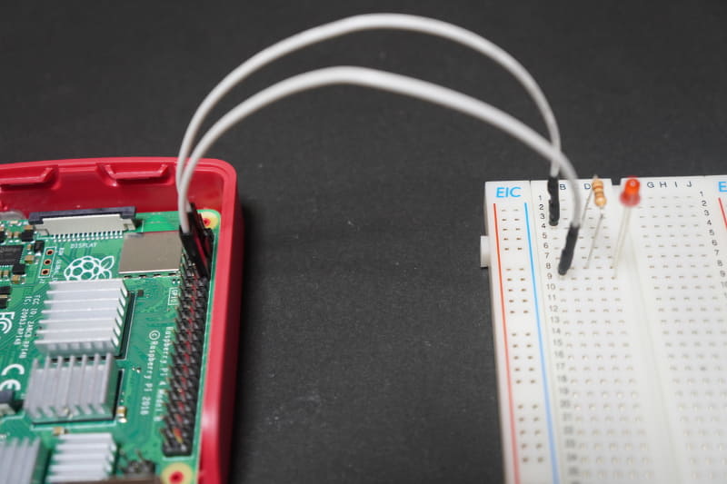 ブレッドボート上にLEDと抵抗を配置し、Raspberry PiのGPIOに接続する