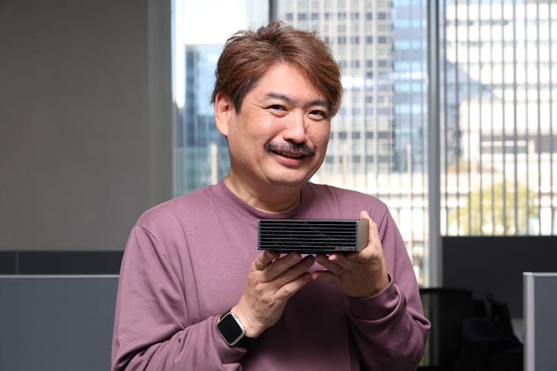 発売前のAI TOP ATOMを試用し、「今すぐ欲しい」と語る白井氏。その特徴や活用のアイデアを語っていただく