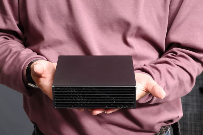 GIGABYTE「AI TOP ATOM」。片手で持てるサイズ感だが、AIに適したスーパーコンピューターである