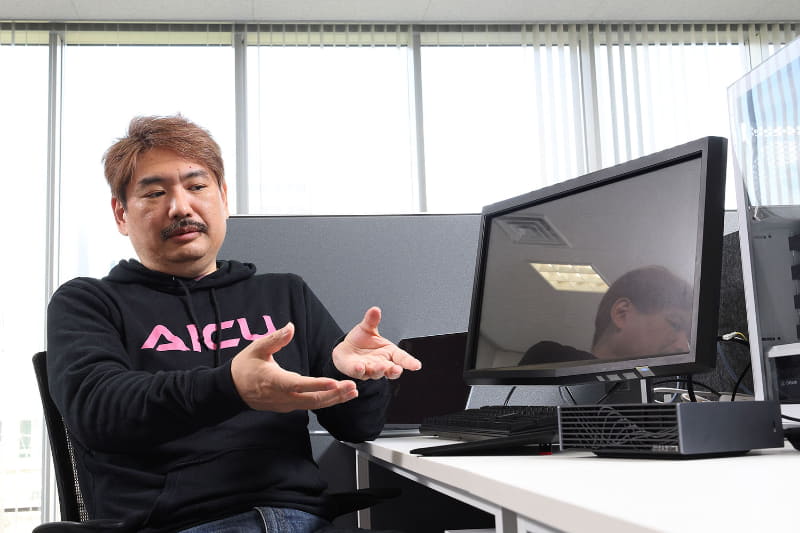 デスクのかたわらに置いておけるサイズ感、動作音も静かで、作業に集中できる