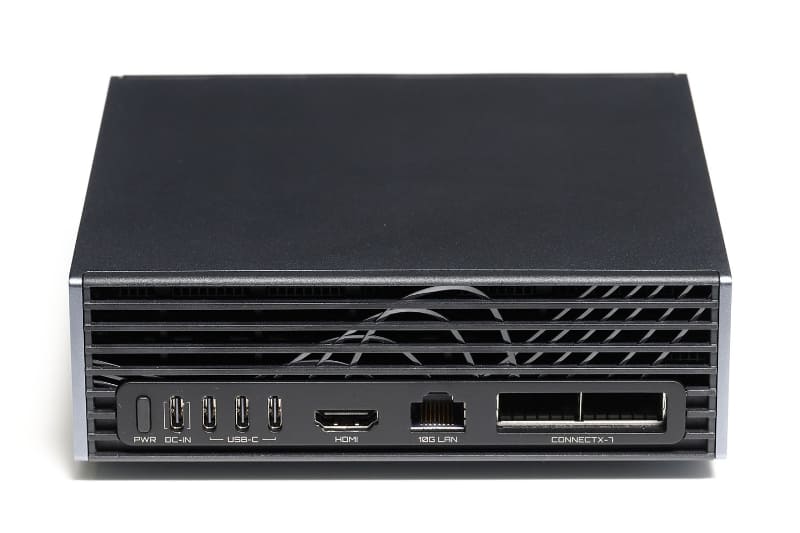 USB Type-C端子が3つ用意されている（4つ目は電源用）など、端子類も充実