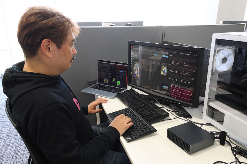 白井氏が実際に使用している様子。本機の直接操作だけでなく、ノートPCでもリモート接続している