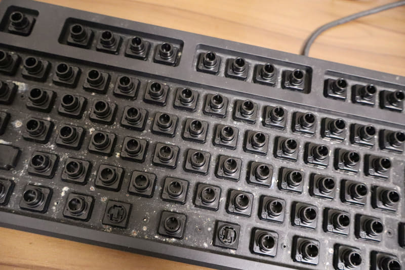 エアダスターで汚れを飛ばした。最初よりかなりマシになったように感じる