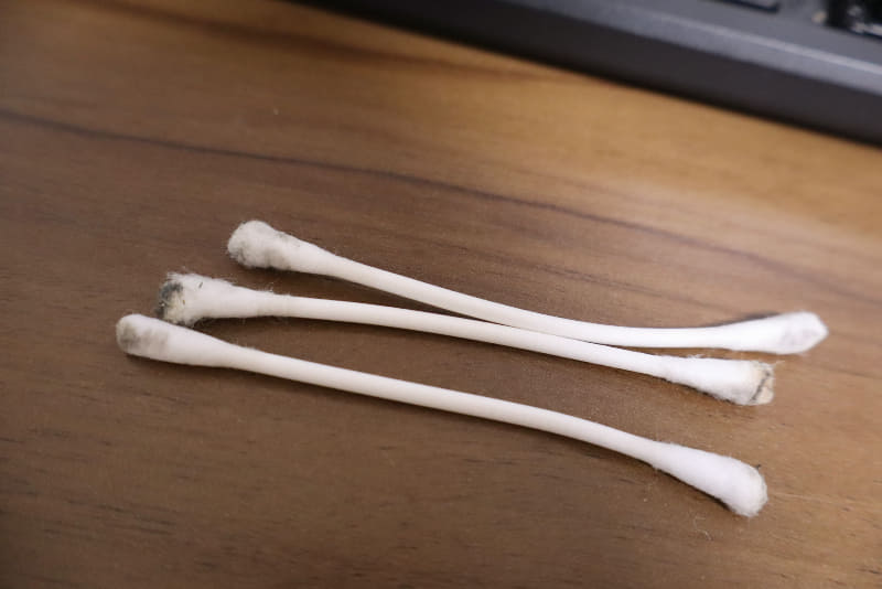綿棒には黒い汚れが付いていて、しっかり汚れを落とせていることが分かる