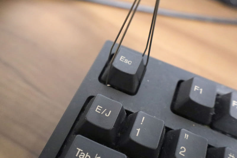 写真のように角に引っ掛けるようにして真上に引き抜く。REALFORCEの場合、しっかりはまっているので少し力を入れる必要がある