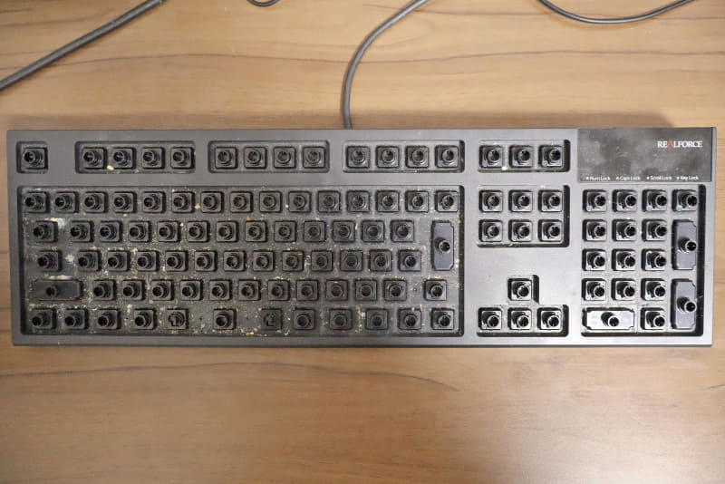 キーキャップを外したことでキーボードの内部が見えた。予想していた以上に汚すぎる……