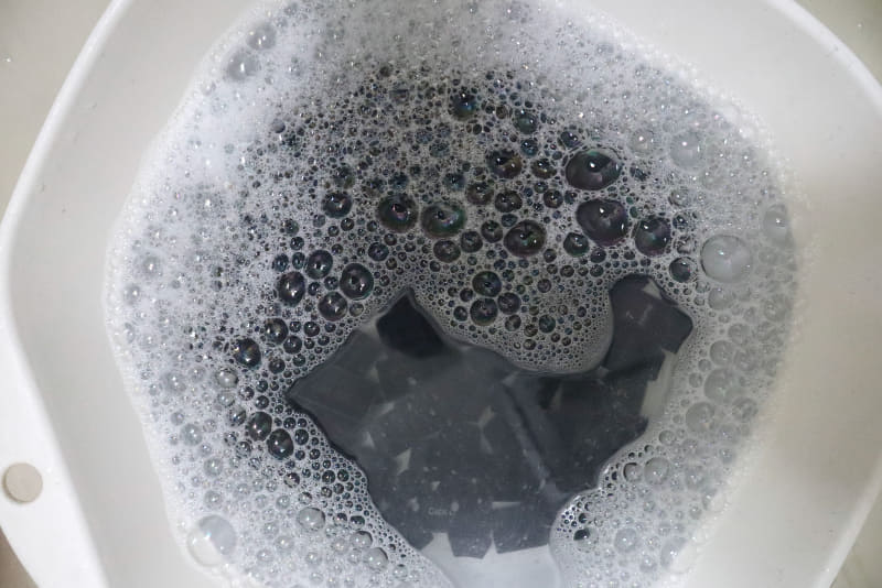 中性洗剤を溶かしたぬるま湯にキーキャップを投入