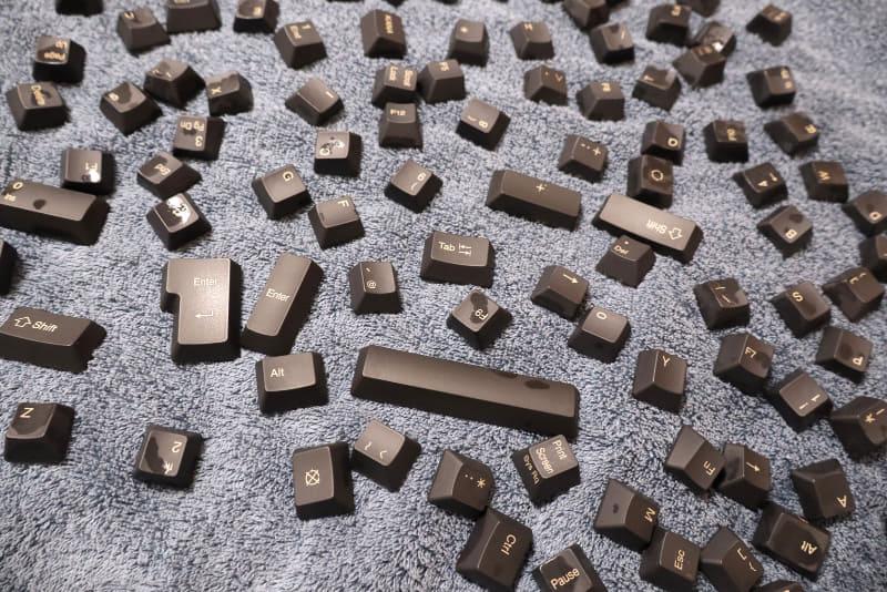 バスタオルの上にキーキャップを並べて乾かす