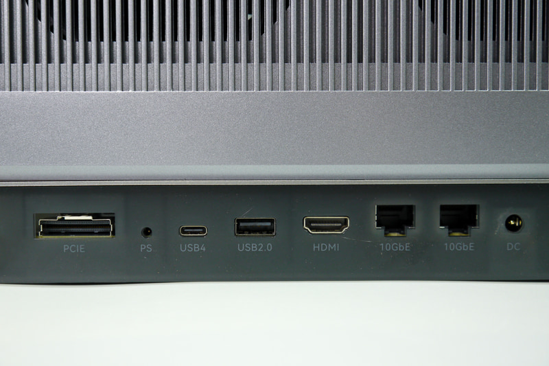 背面のインターフェース。ネットワークは10GbE×2