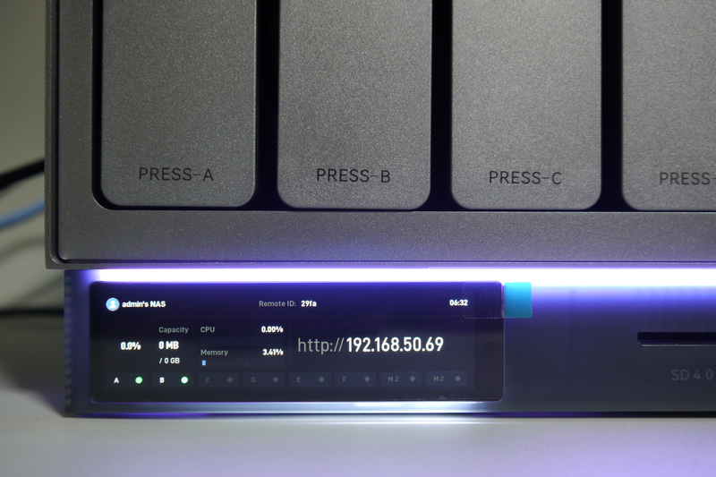 左下にディスプレイ搭載。LEDも光る